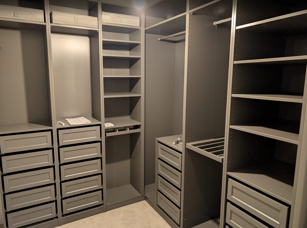 Fitted wardrobe storage